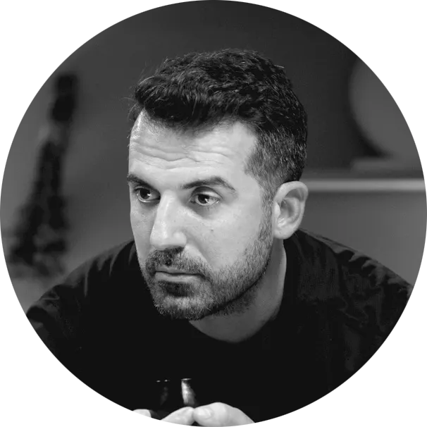 Ο Βασίλης Λεωνίδου σε ασπρόμαυρη φωτογραφία